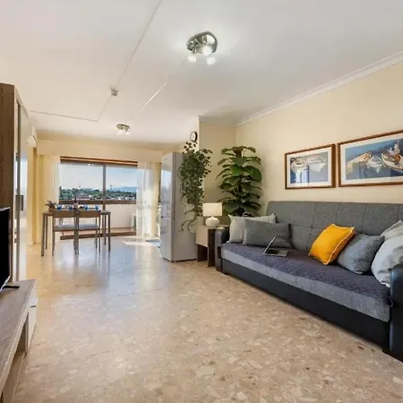 Becas House *